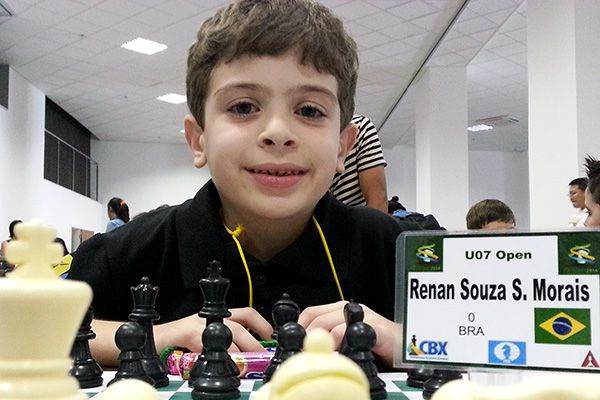 Atleta busca apoio para competição mundial de xadrez